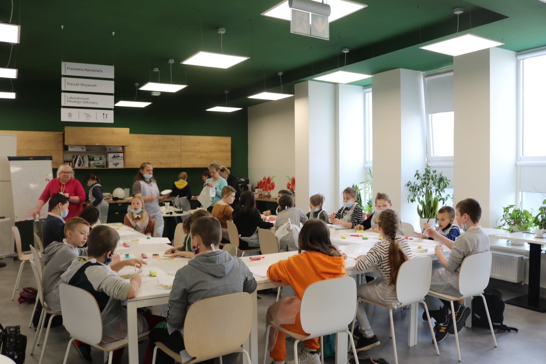 Dzieci podczas lekcji bibliotecznej w pracowni rękodzieła