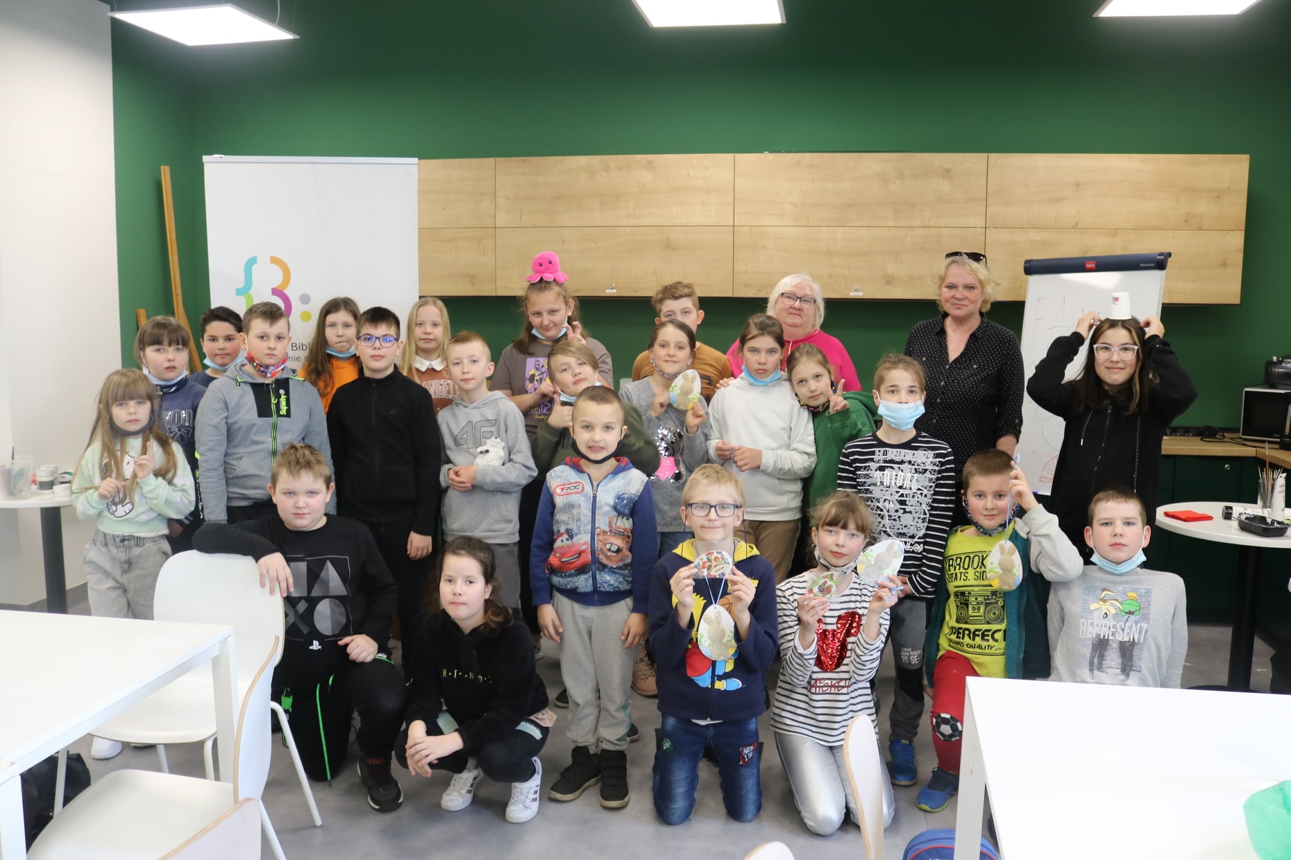 Zbiorcze zdjęcie dzieci na tle pracowni rękodzieła