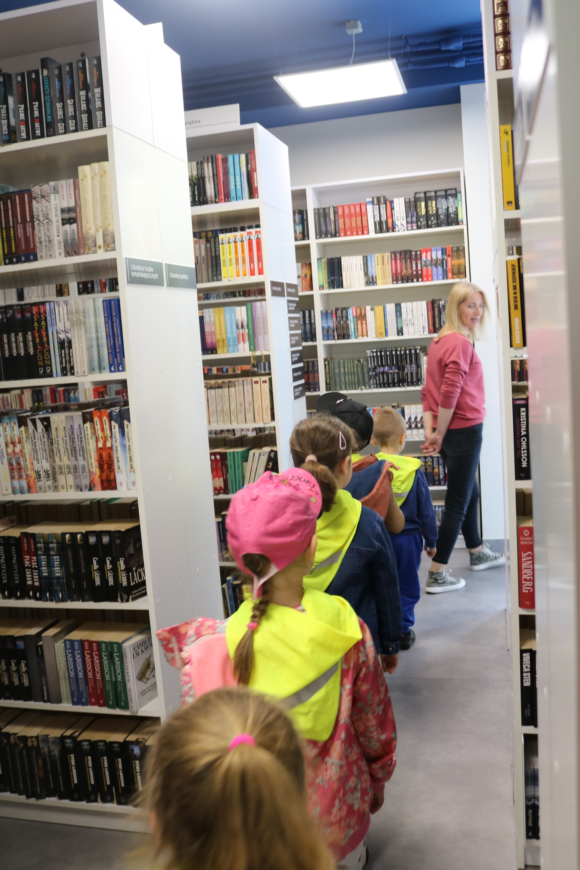 Dzieci podczas lekcji bibliotecznej
