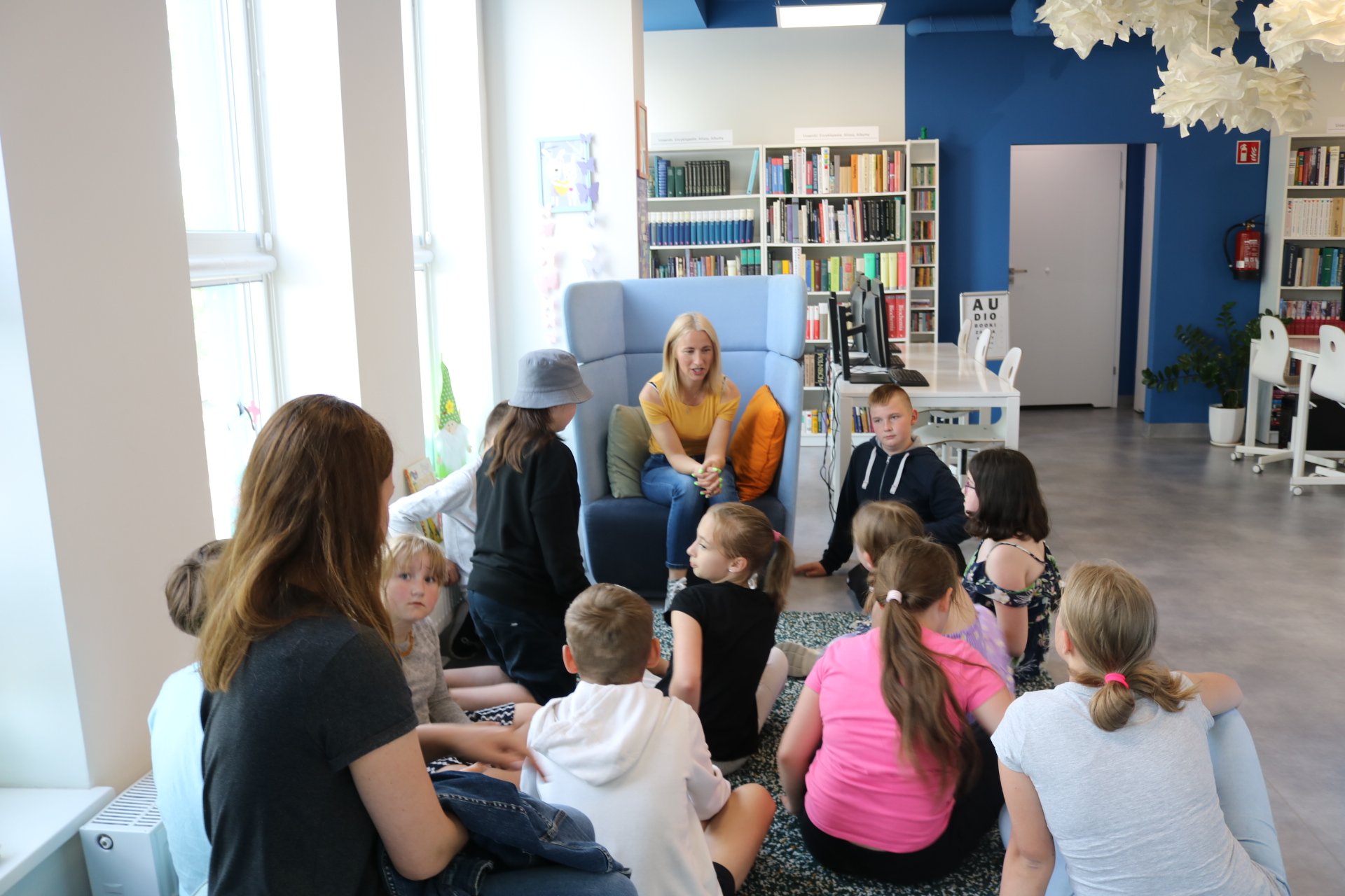 Dzieci podczas lekcji bibliotecznej