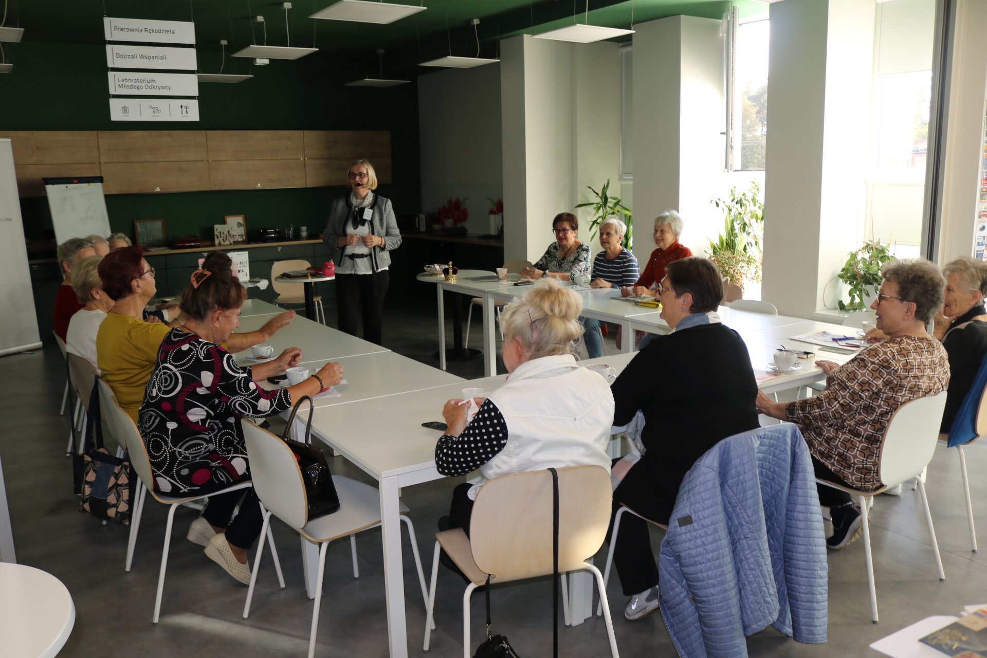 Uczestnicy Dojrzałych Wspaniałych świętują XXIII Ogólnopolski Tydzień Seniora w naszej bibliotece