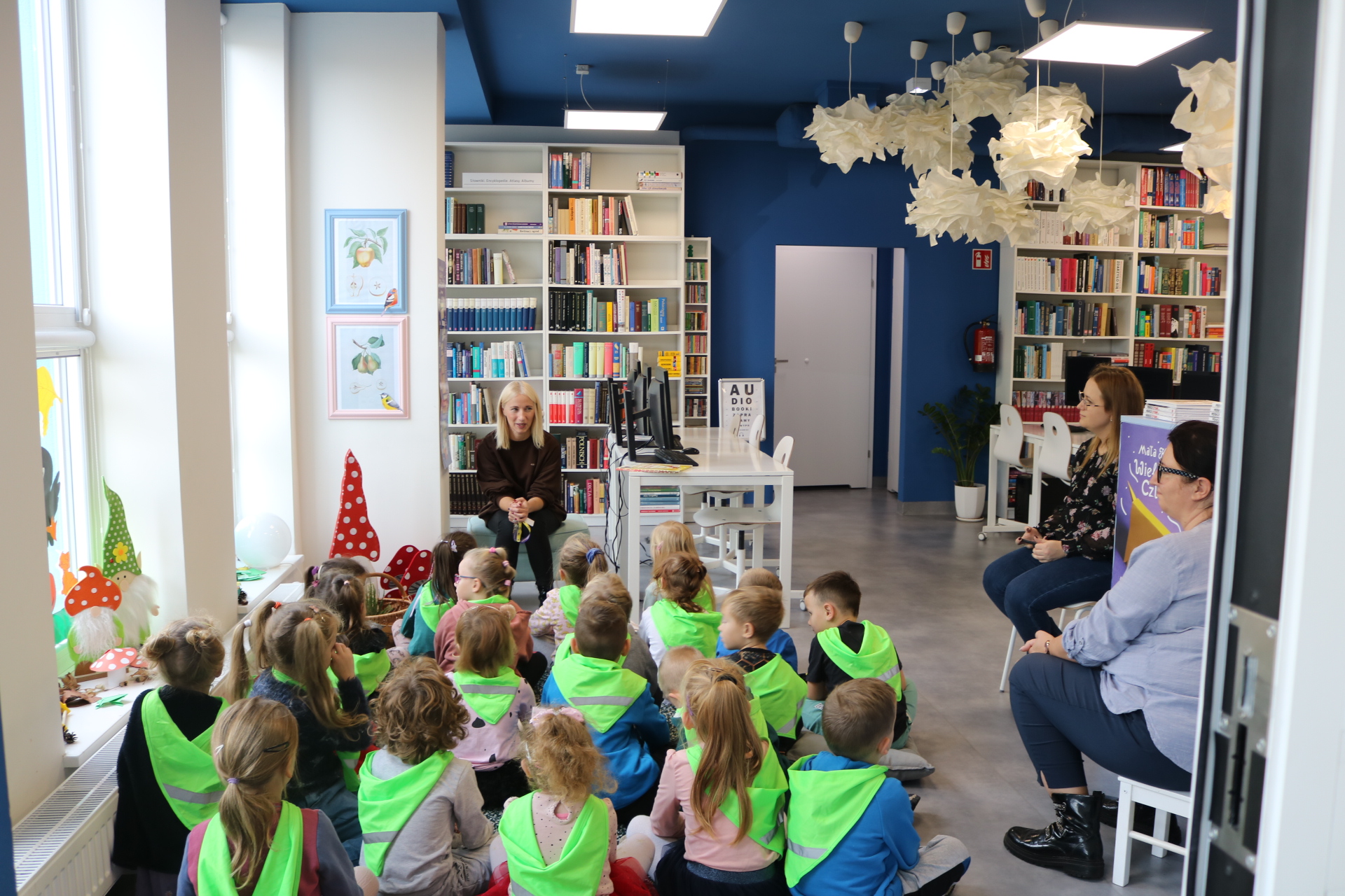 dzieci w trekcie lekcji bibliotecznej