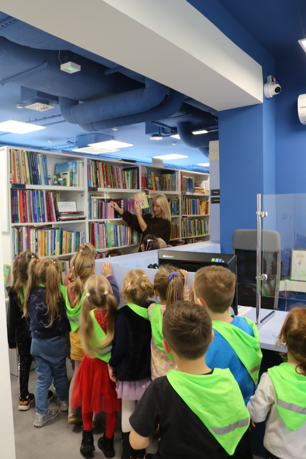dzieci w trekcie lekcji bibliotecznej