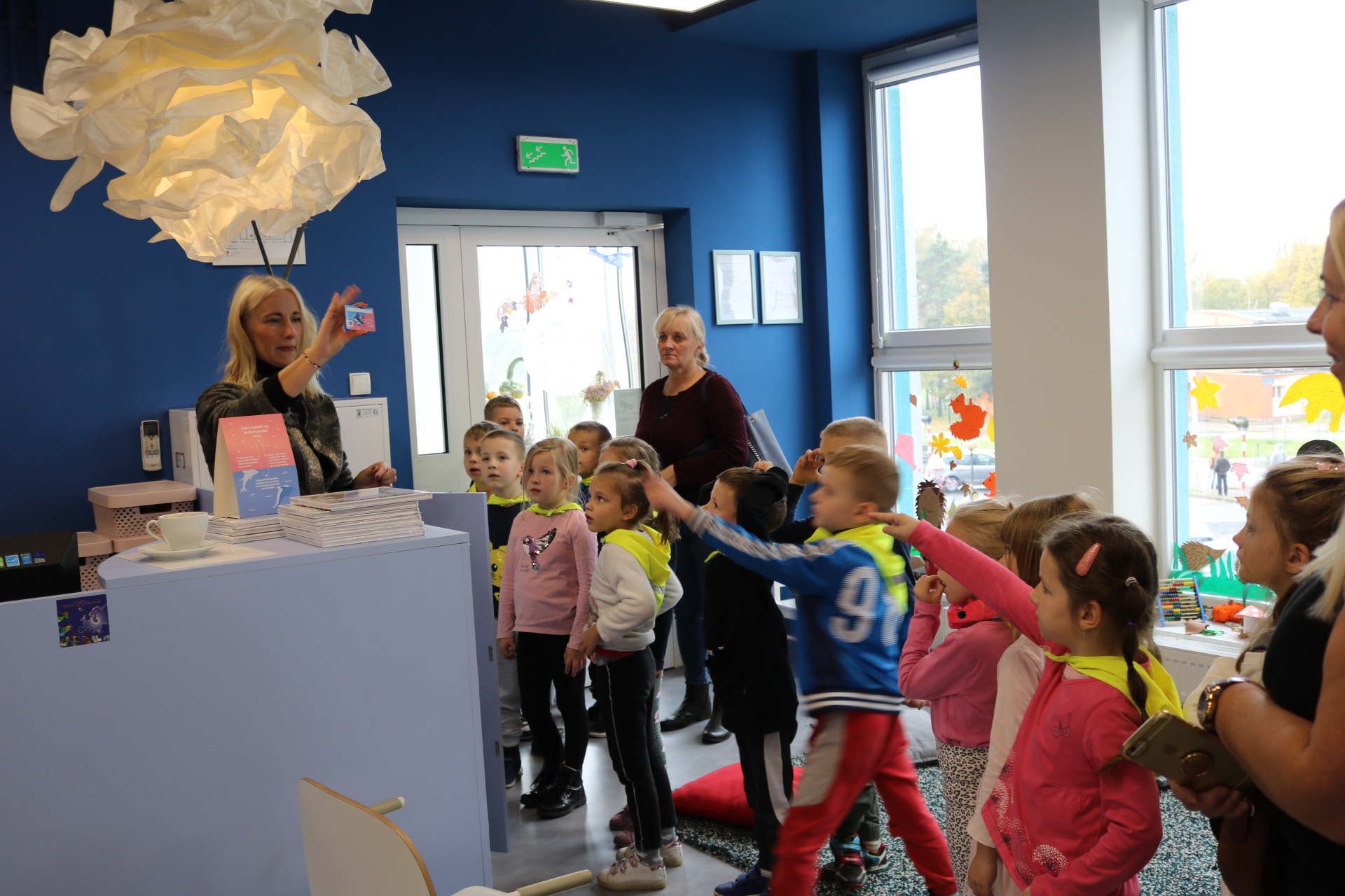dzieci w trekcie lekcji bibliotecznej