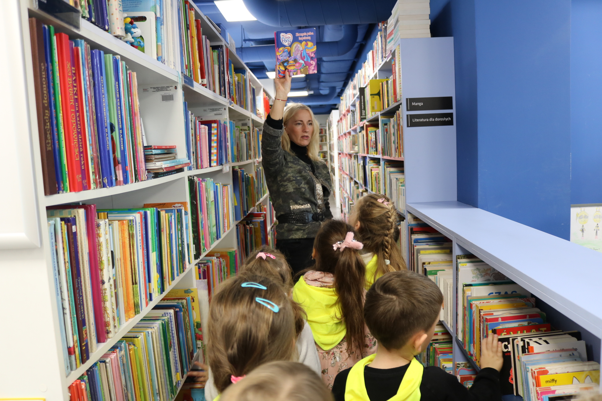 dzieci w trekcie lekcji bibliotecznej