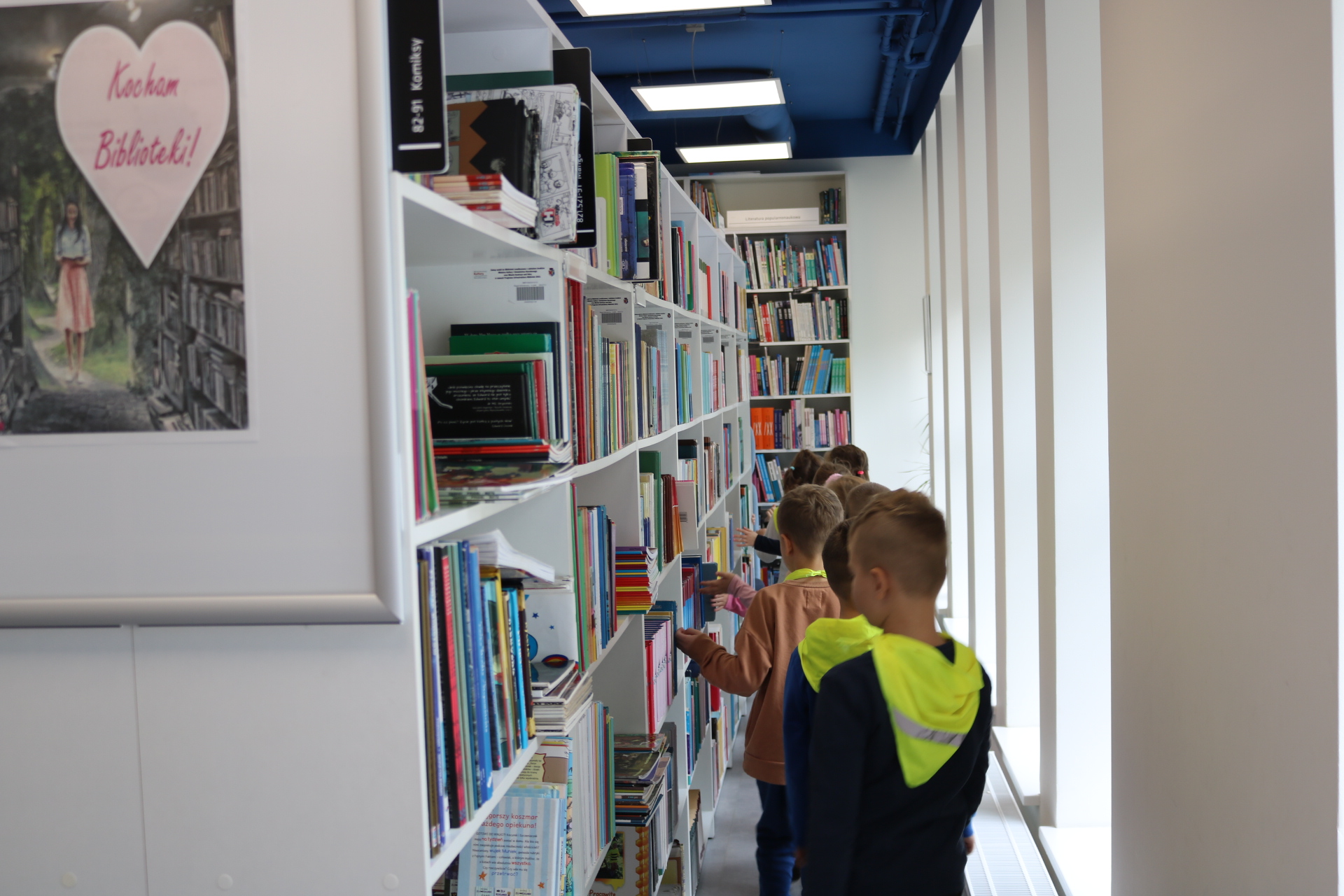 dzieci w trekcie lekcji bibliotecznej