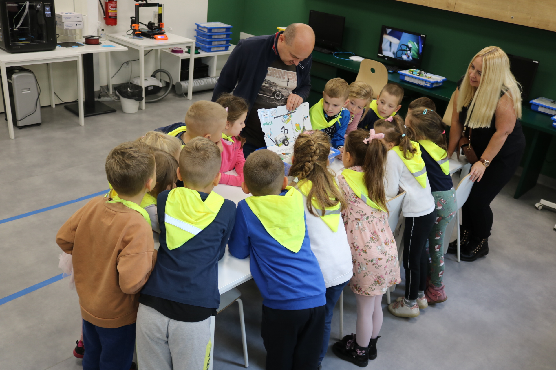 dzieci w trekcie lekcji bibliotecznej