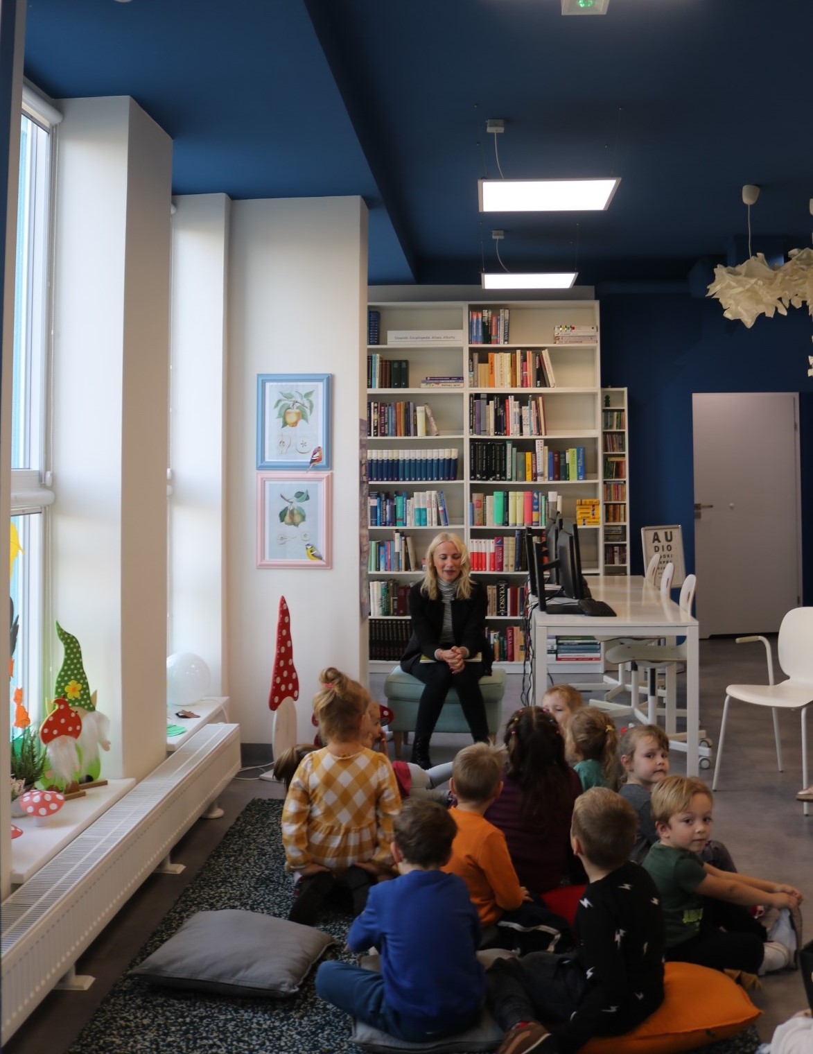 dzieci w trakcie lekcji bibliotecznej