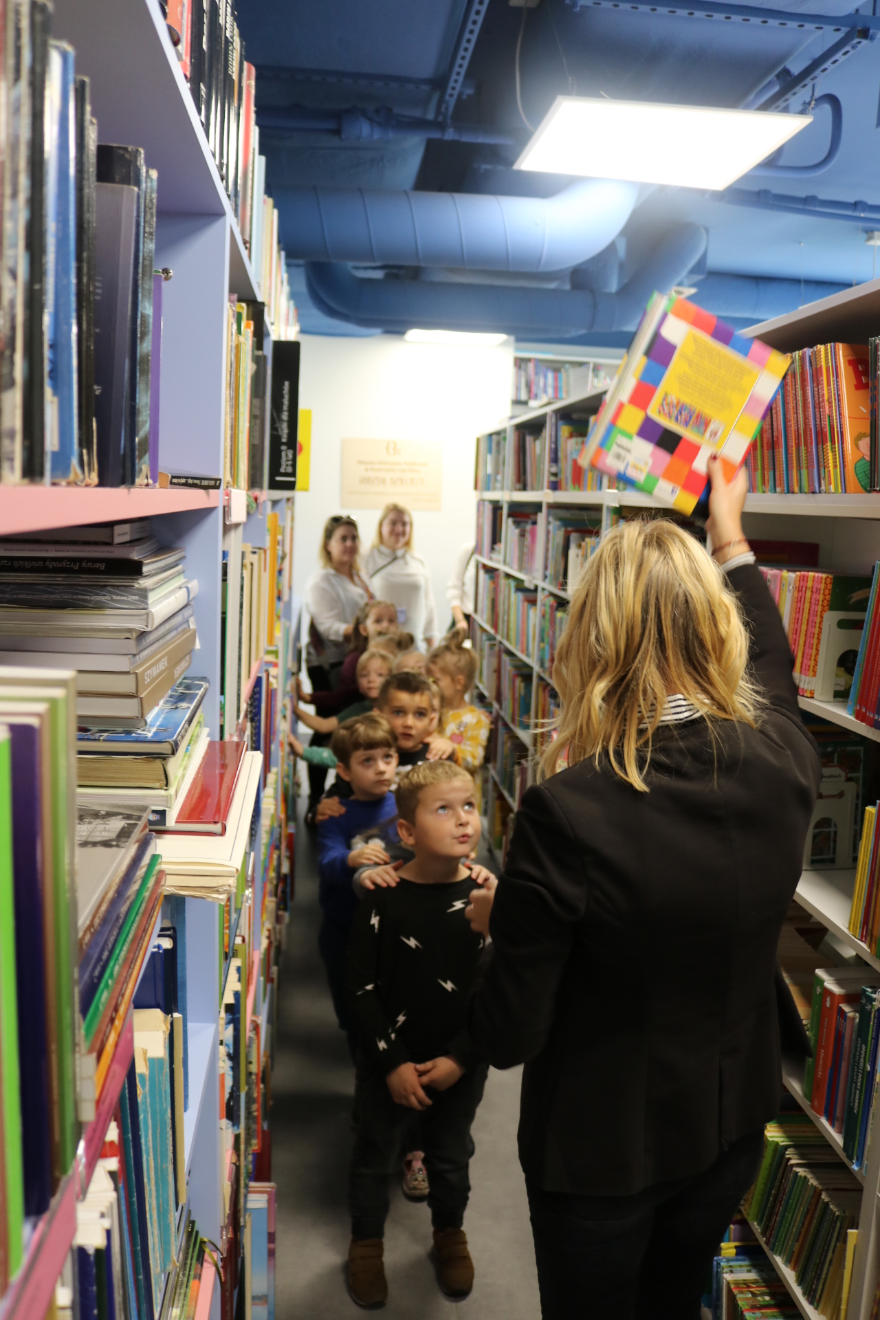 dzieci w trakcie lekcji bibliotecznej