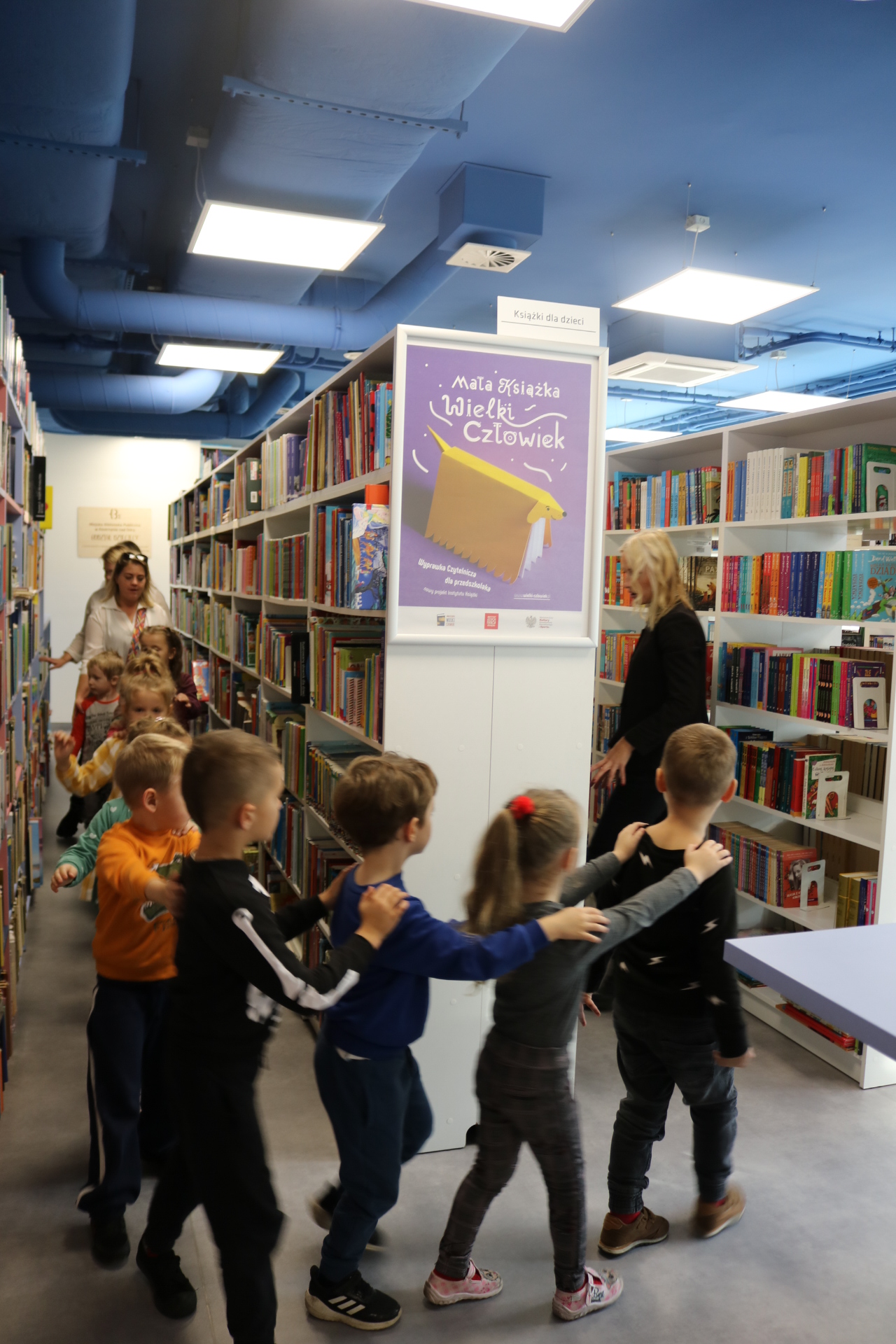 dzieci w trakcie lekcji bibliotecznej