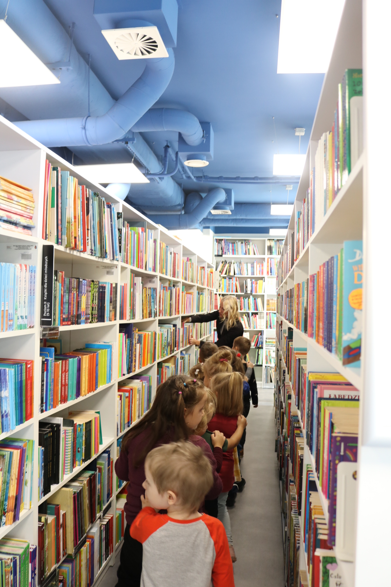 dzieci w trakcie lekcji bibliotecznej