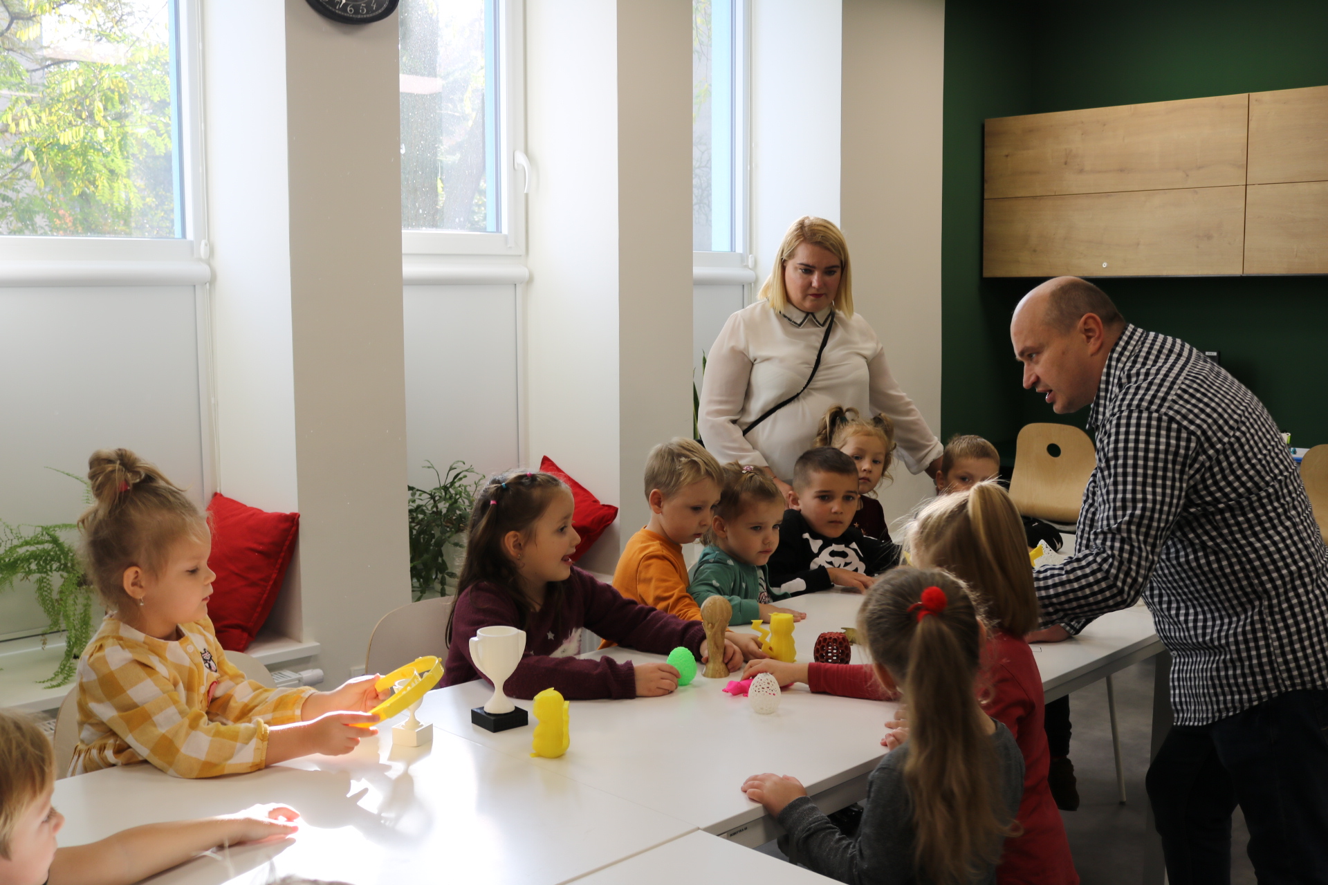 dzieci w trakcie lekcji bibliotecznej