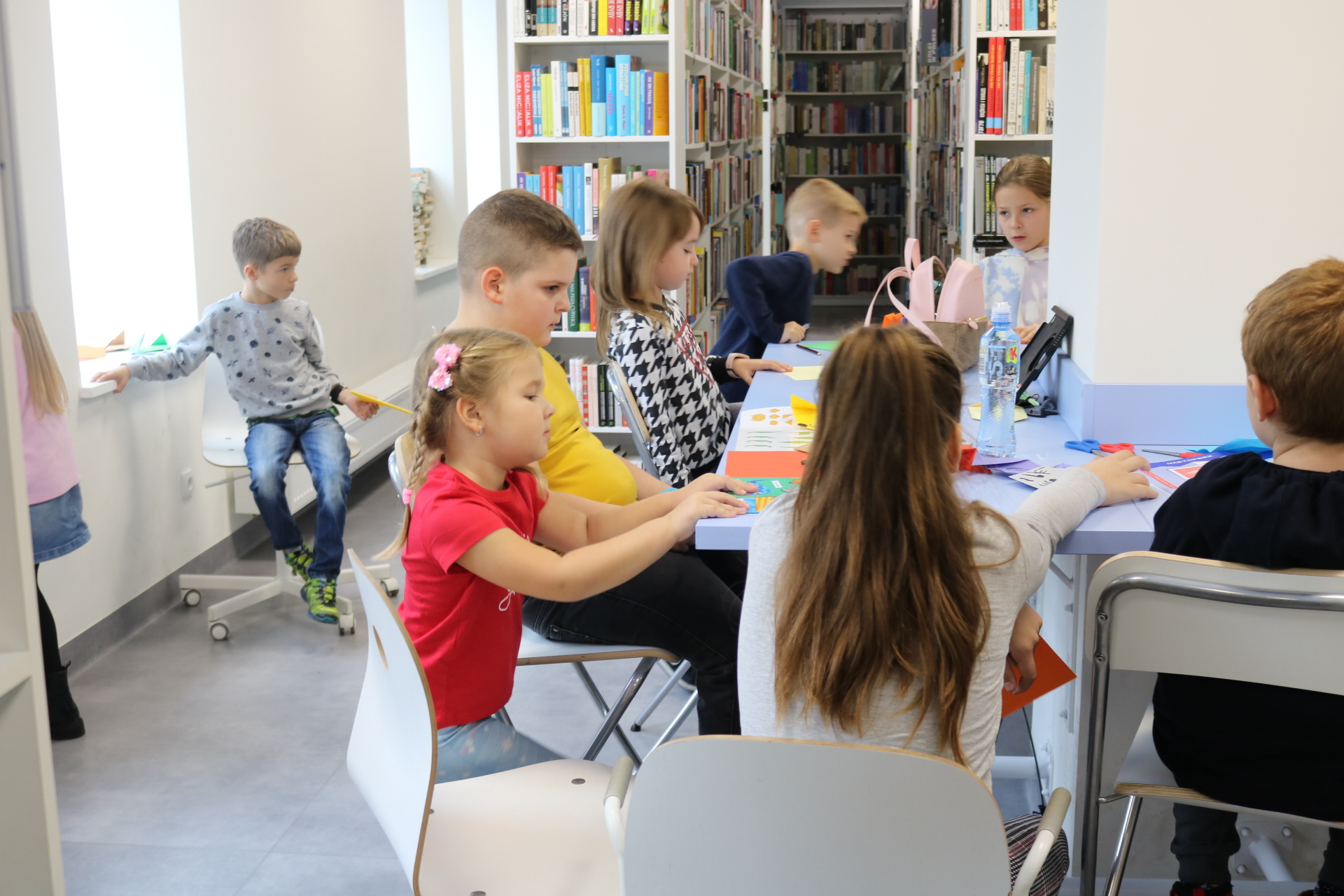 dzieci w trakcie warsztatów Światowego Dnia Origami