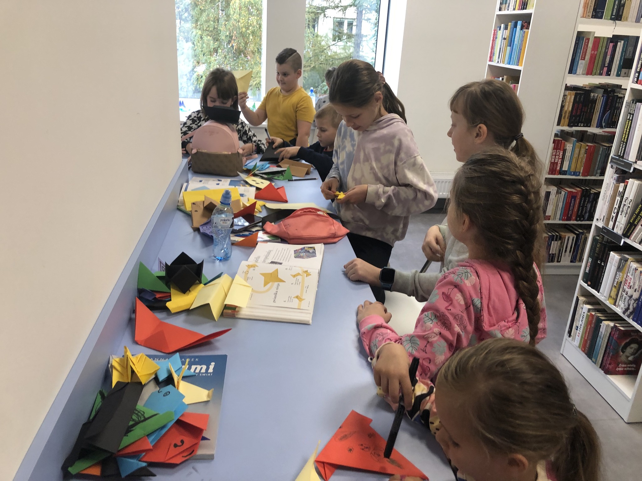 dzieci w trakcie warsztatów Światowego Dnia Origami