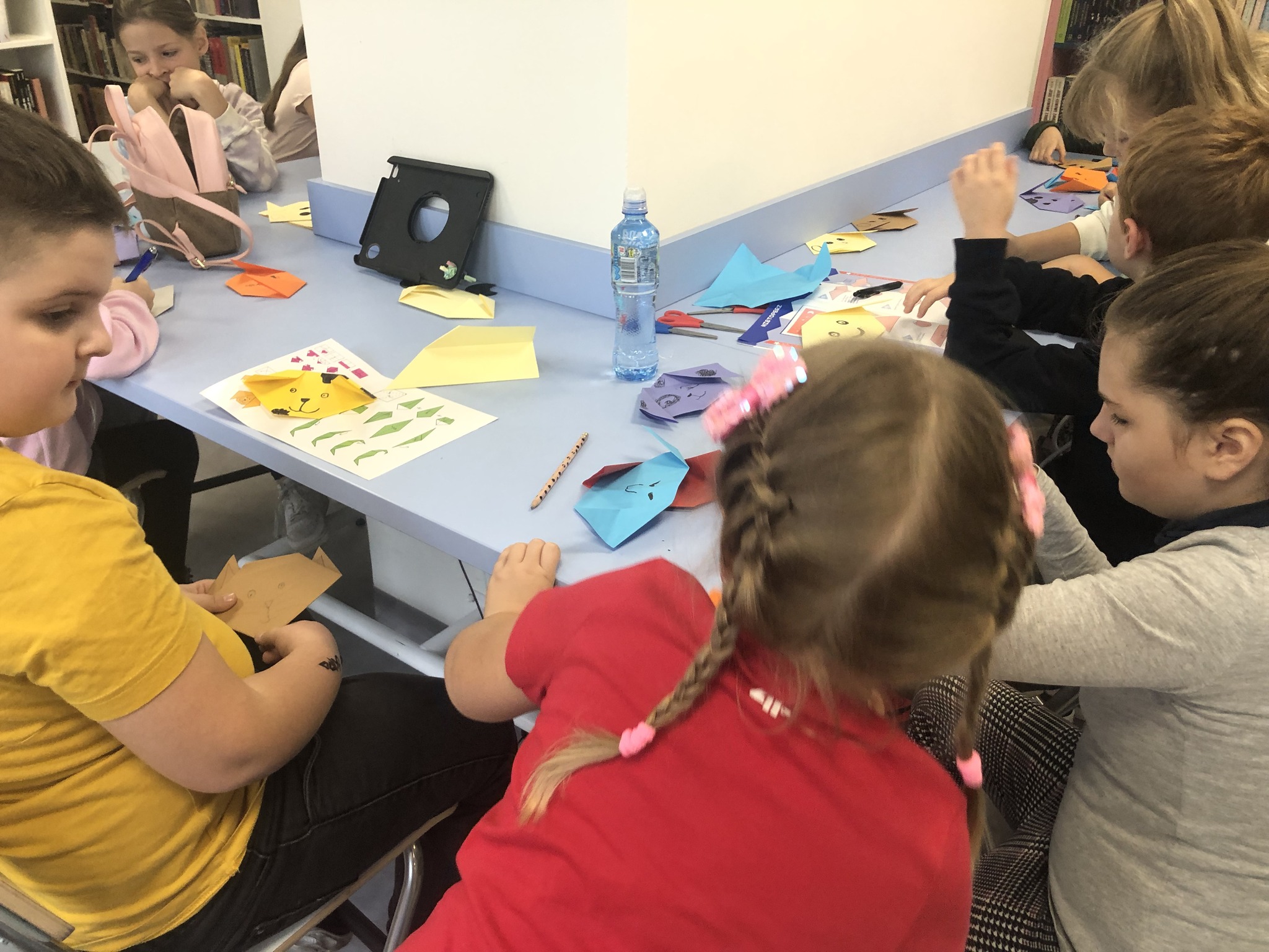 dzieci w trakcie warsztatów Światowego Dnia Origami