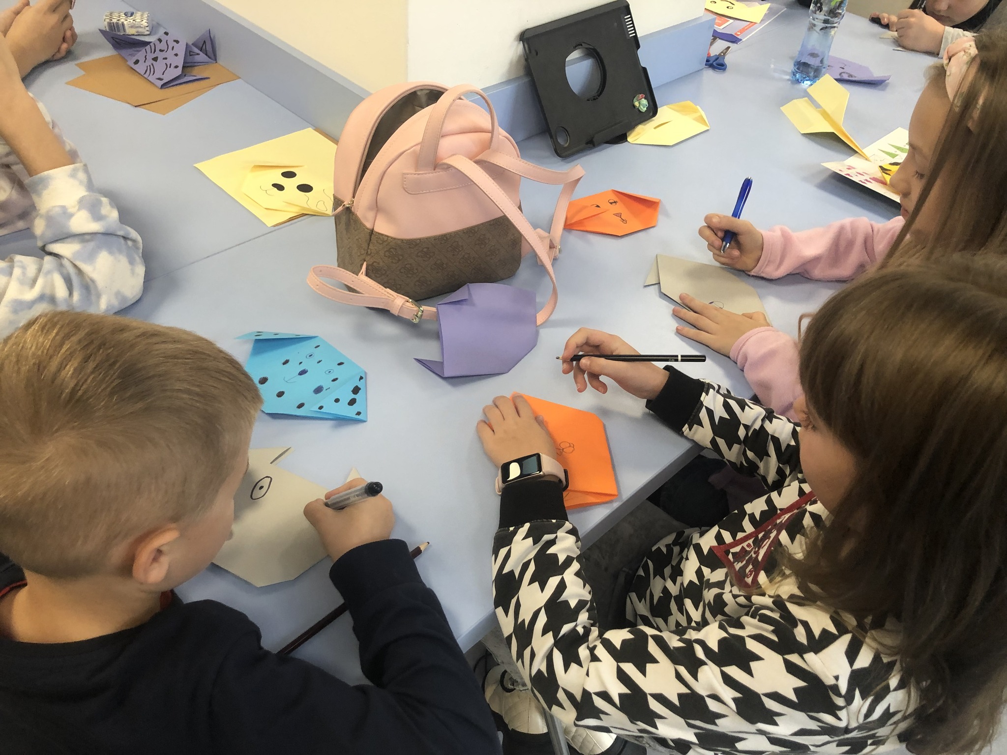 dzieci w trakcie warsztatów Światowego Dnia Origami