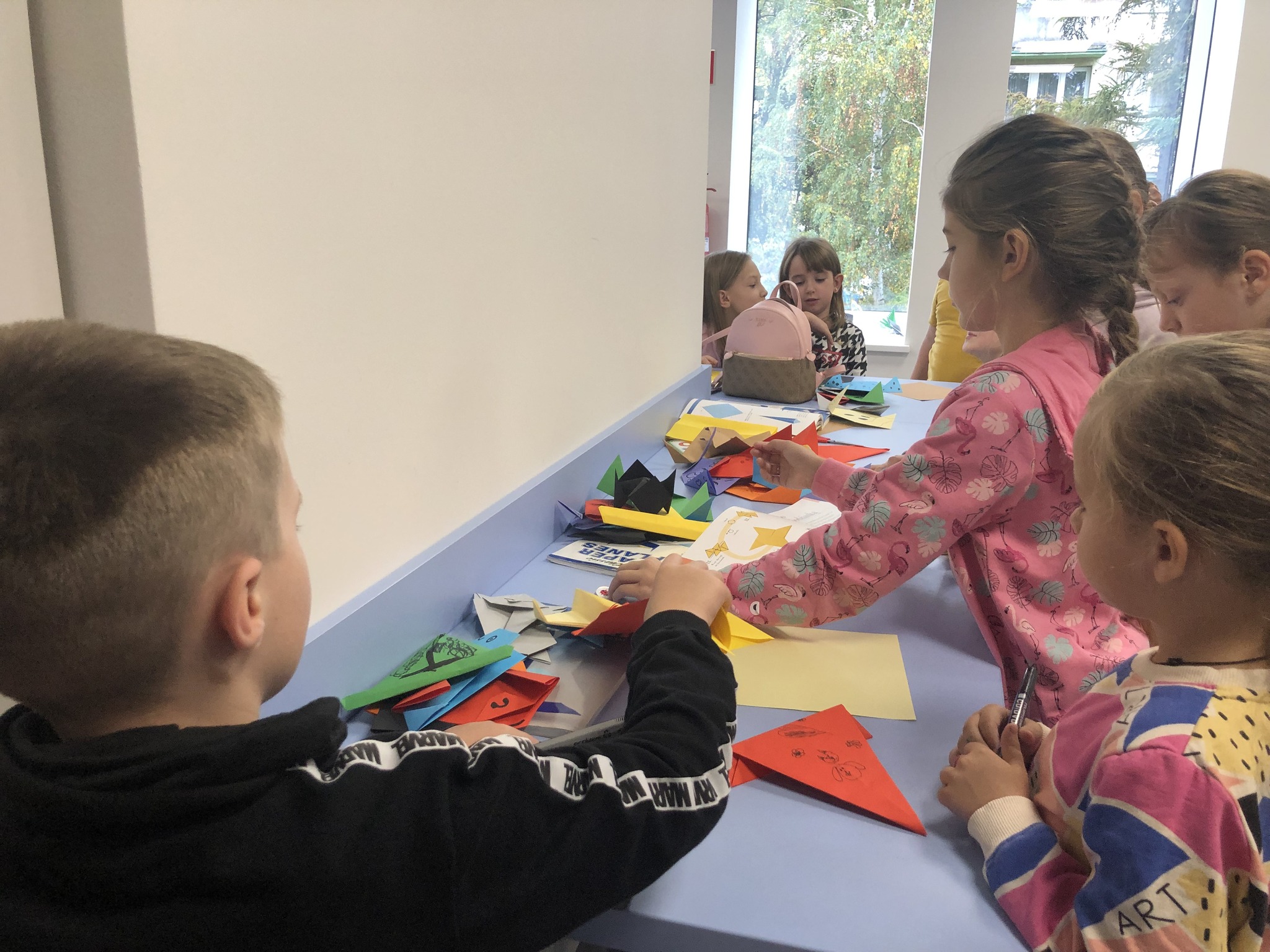 dzieci w trakcie warsztatów Światowego Dnia Origami