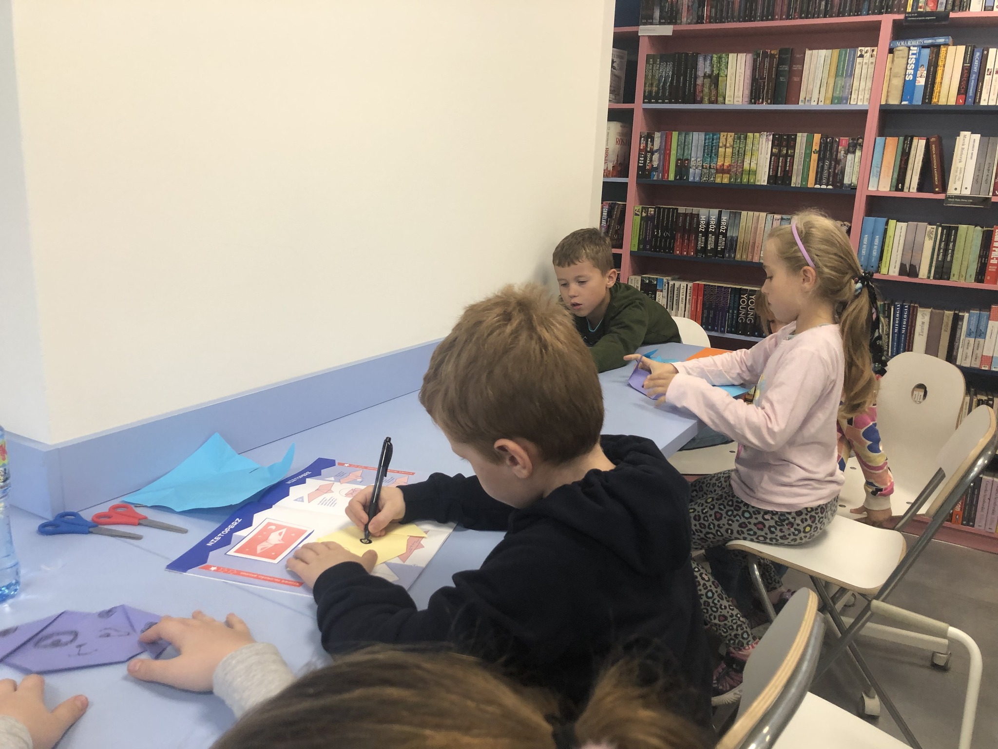 dzieci w trakcie warsztatów Światowego Dnia Origami