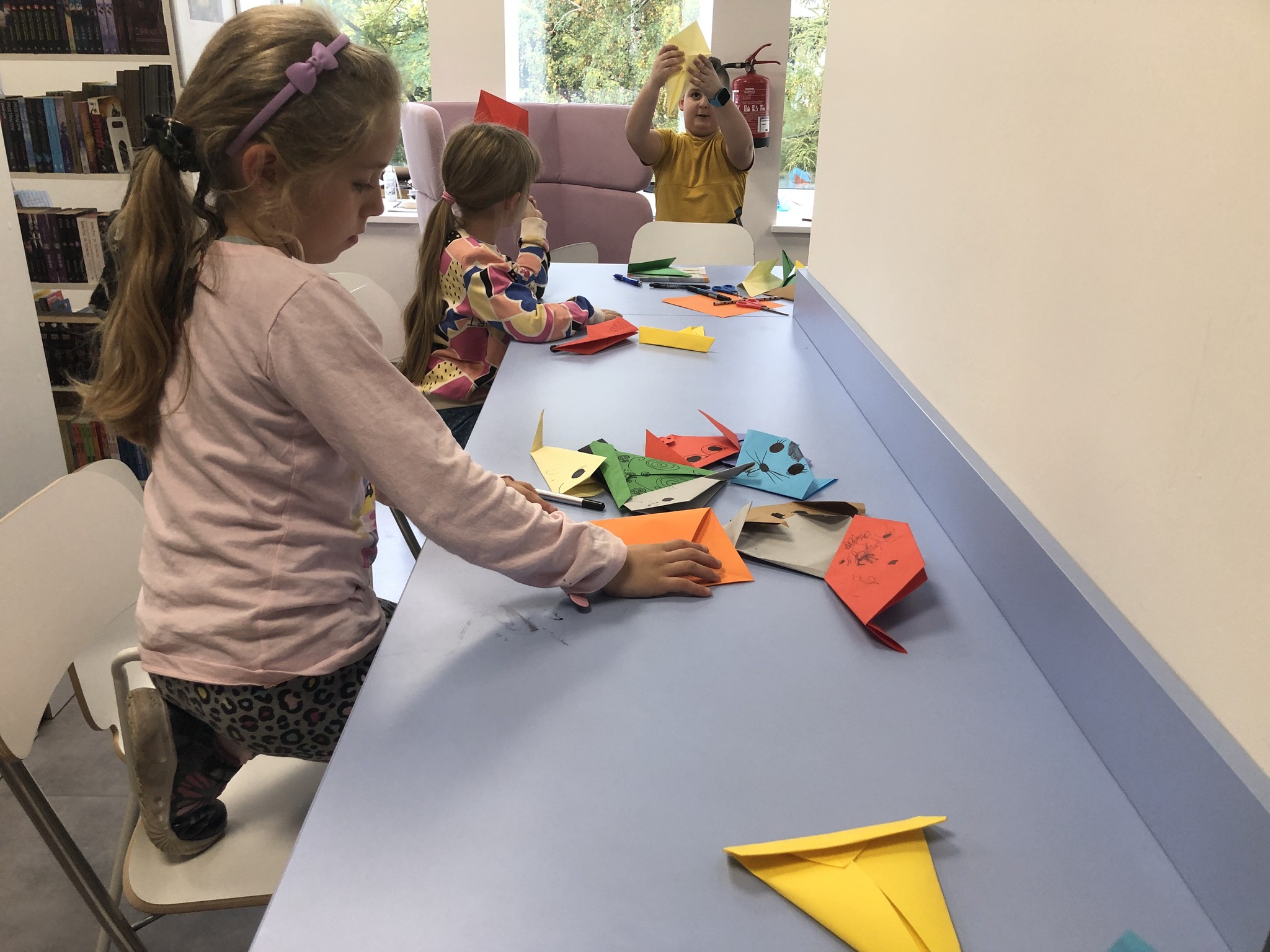dzieci w trakcie warsztatów Światowego Dnia Origami