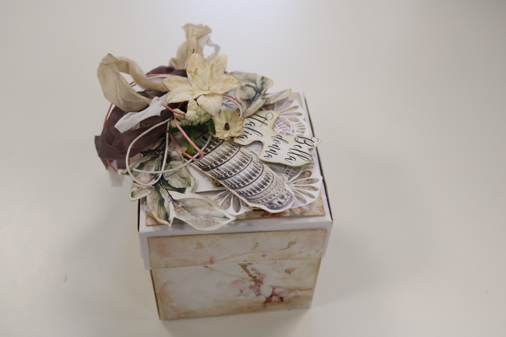 Uczestnicy warsztatów pracowni rękodzieła - pt. scrapbookingowe pudełka