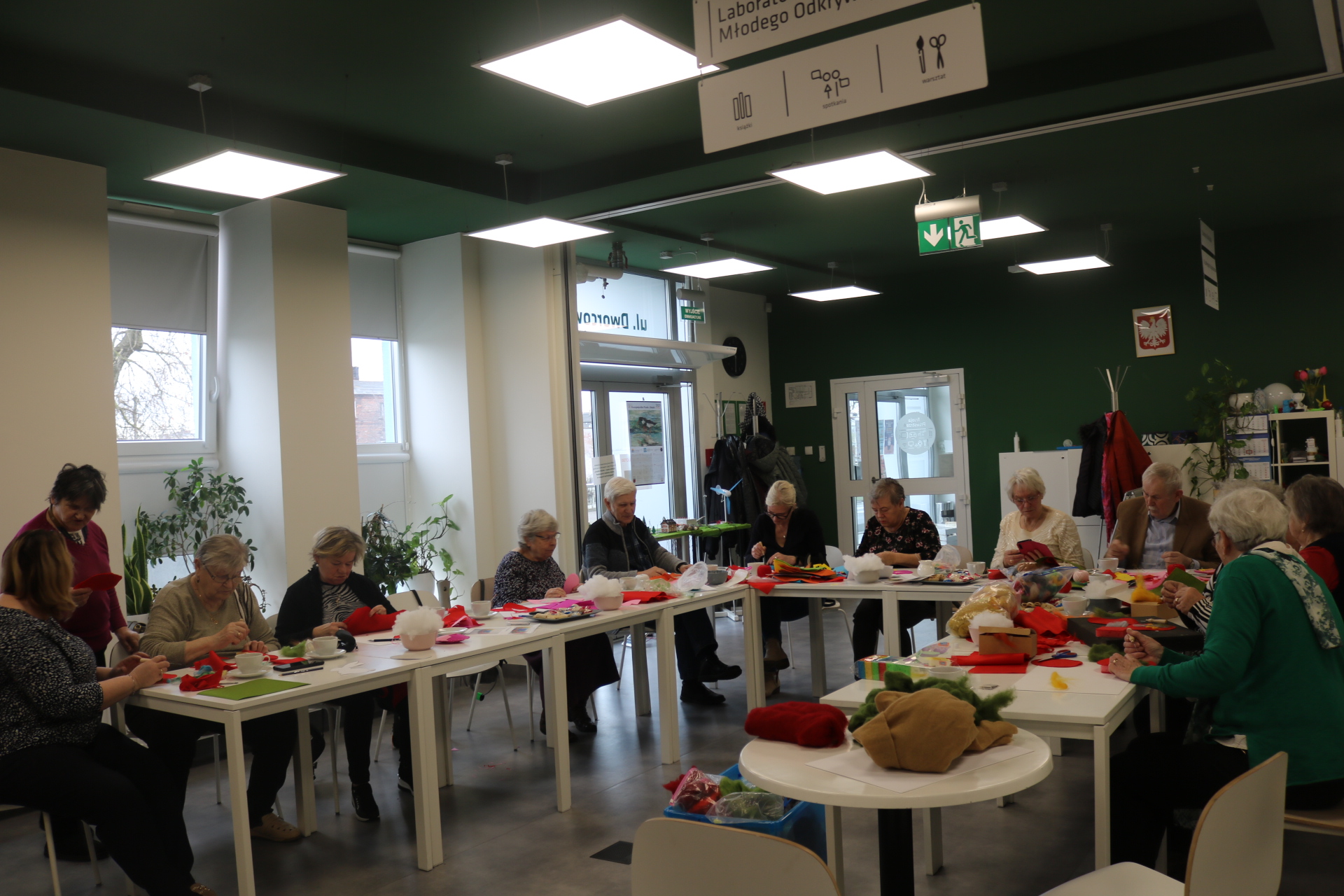 Seniorzy Domu Dziennego pobytu w bibliotece