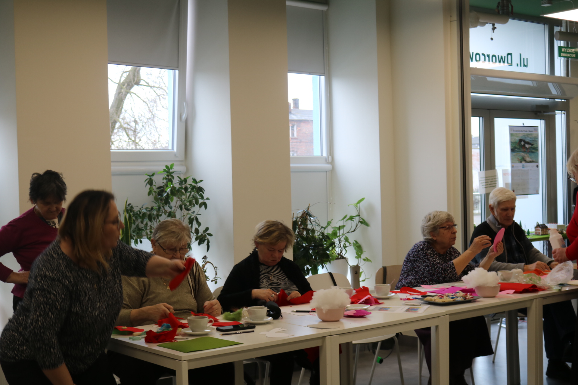 Seniorzy Domu Dziennego pobytu w bibliotece