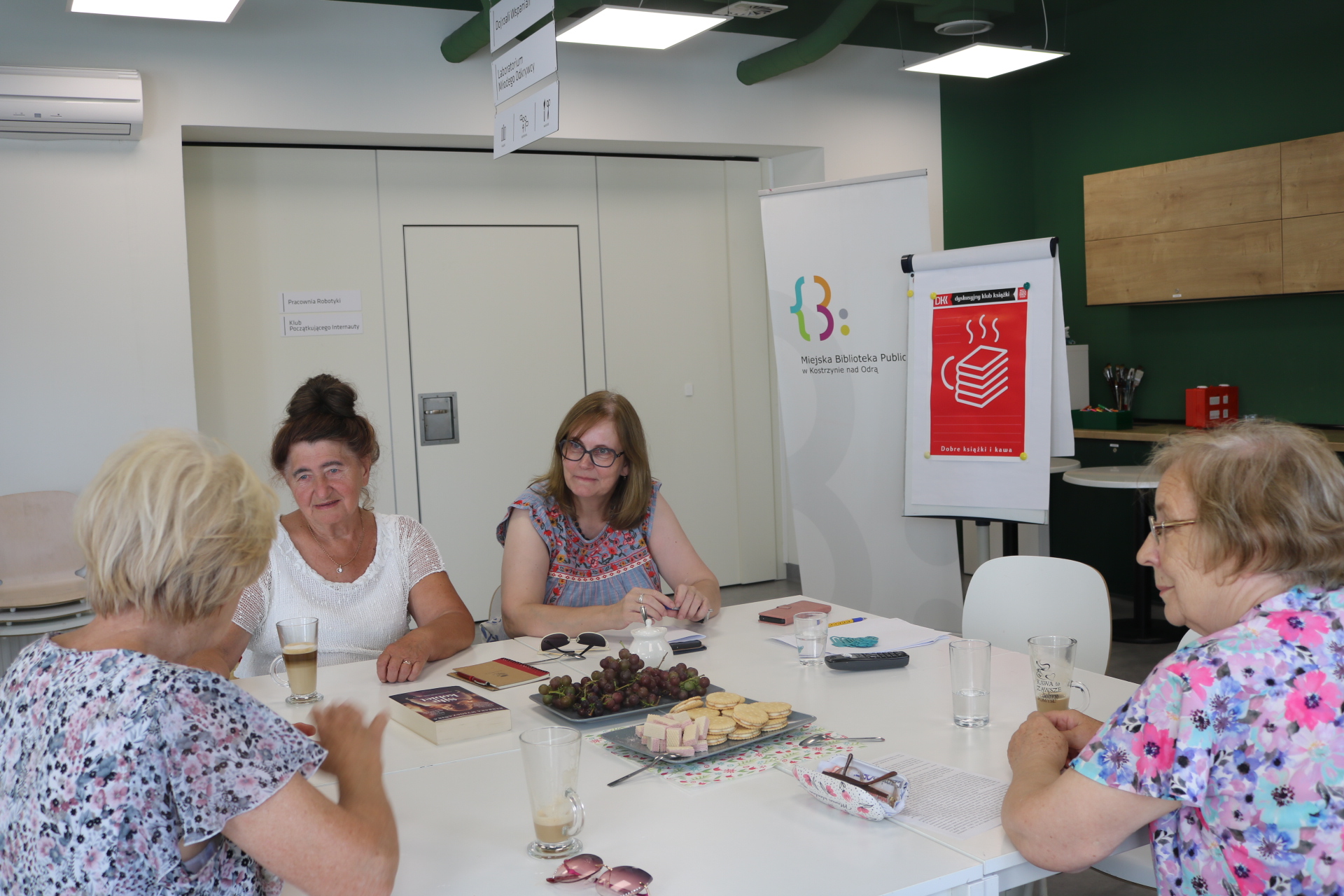 Dyskusyjny klub Książki w trakcie swojego spotkania 07.09.2023 
