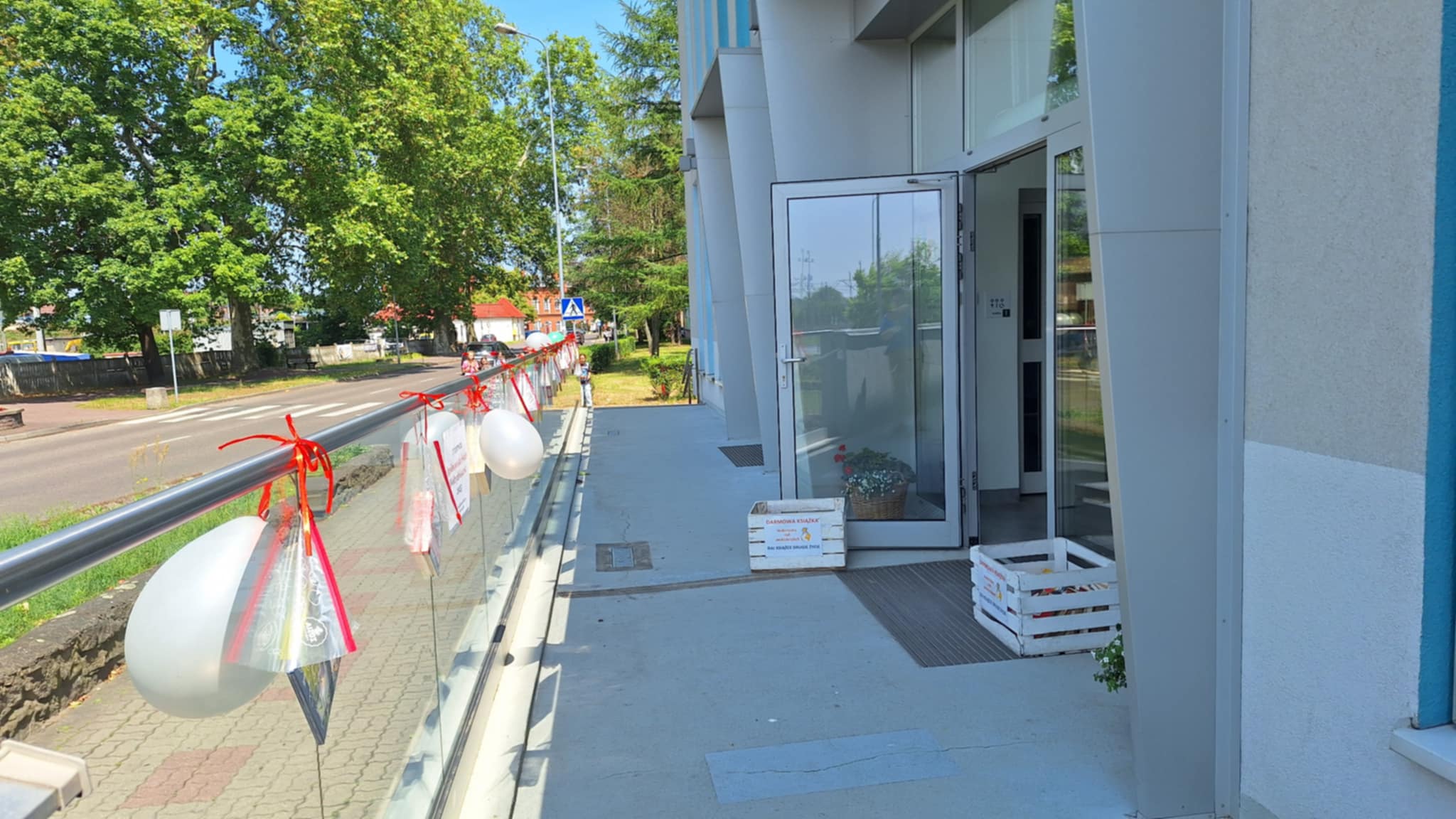 wejście do biblioteki - uwalniamy książki