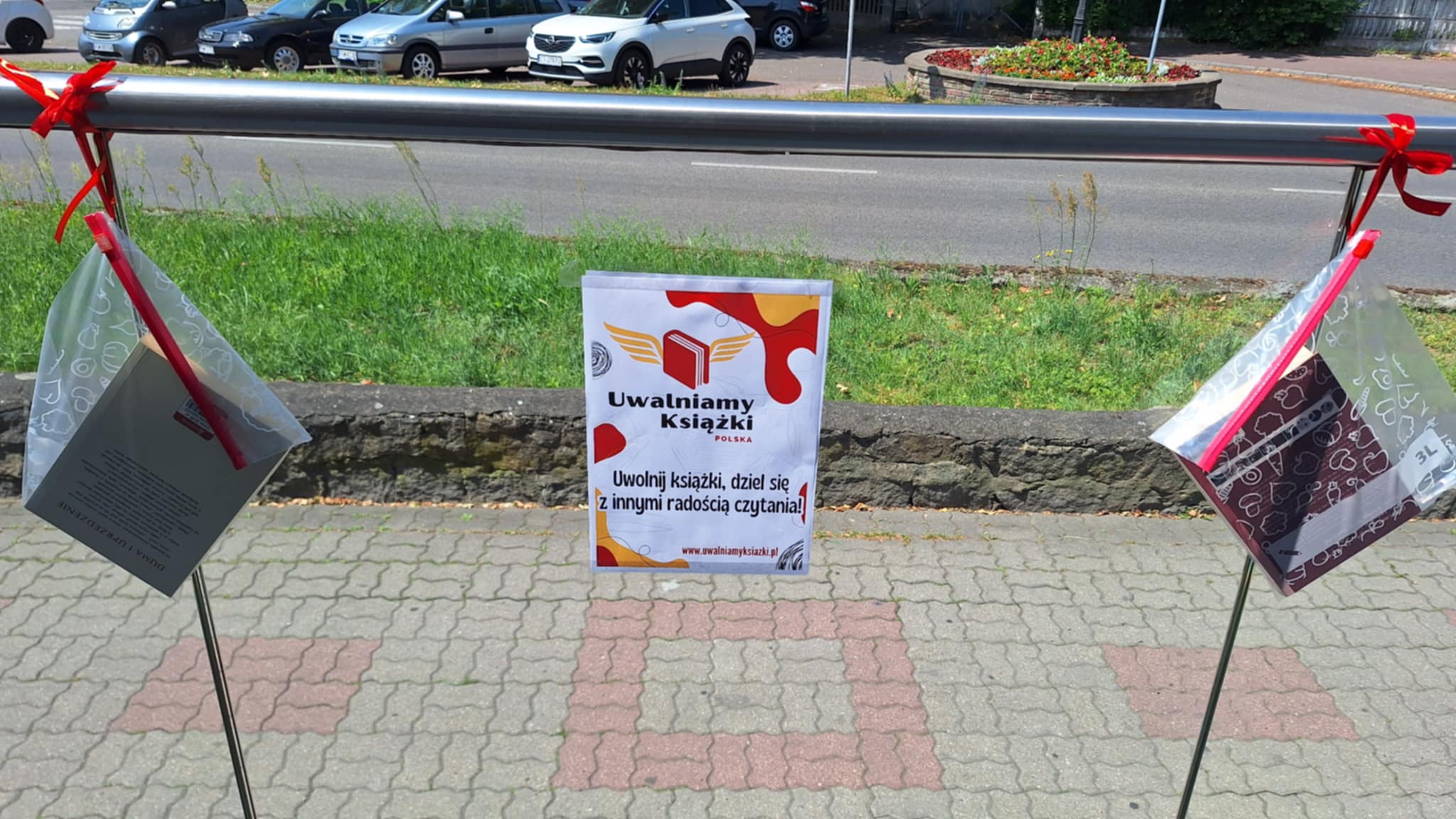 Plakat informacyjny - uwalniamy książki