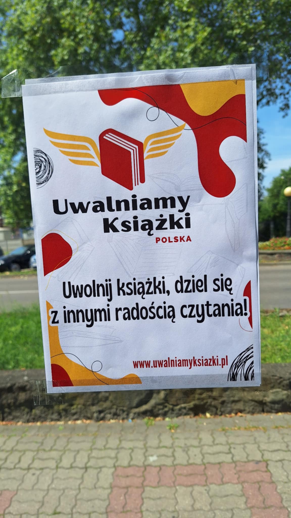 Plakat informacyjny - uwalniamy książki