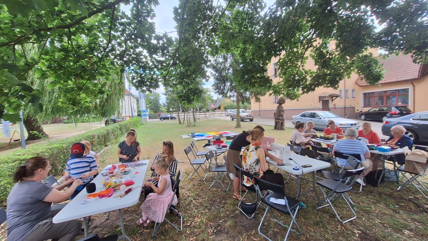 uczestnicy pikniku w trakcie kreatywnego tworzenia swoich prac