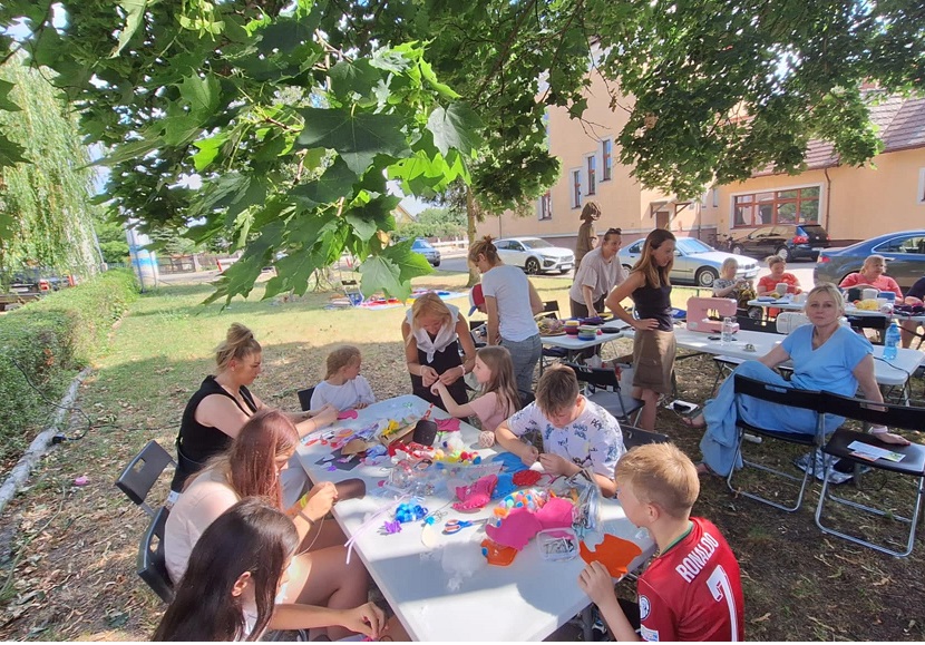 uczestnicy pikniku w trakcie kreatywnego tworzenia swoich prac
