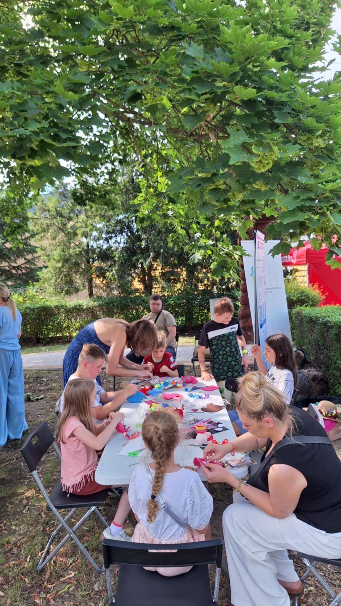 uczestnicy pikniku w trakcie kreatywnego tworzenia swoich prac