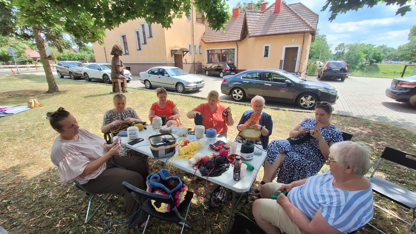 uczestnicy pikniku w trakcie kreatywnego tworzenia swoich prac