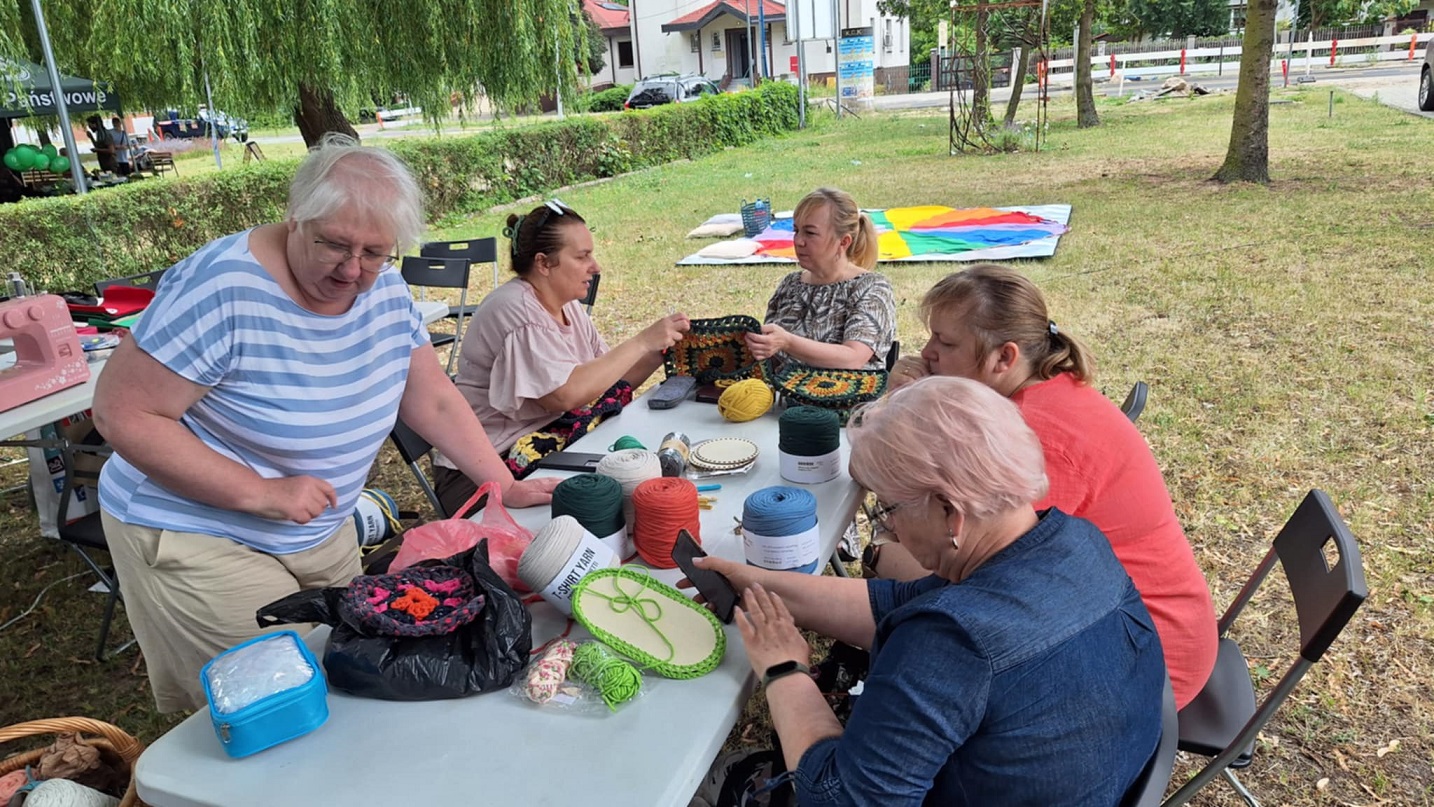 uczestnicy pikniku w trakcie kreatywnego tworzenia swoich prac
