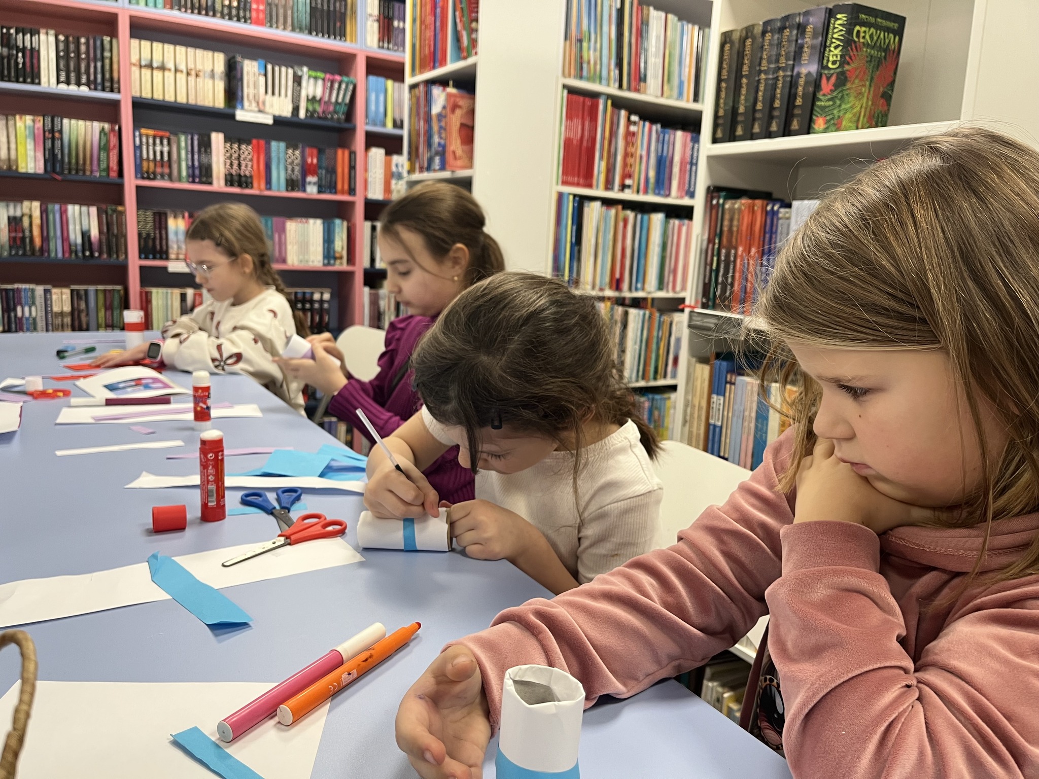 Spotkania Klubu Młodych Książkożerców w bibliotece