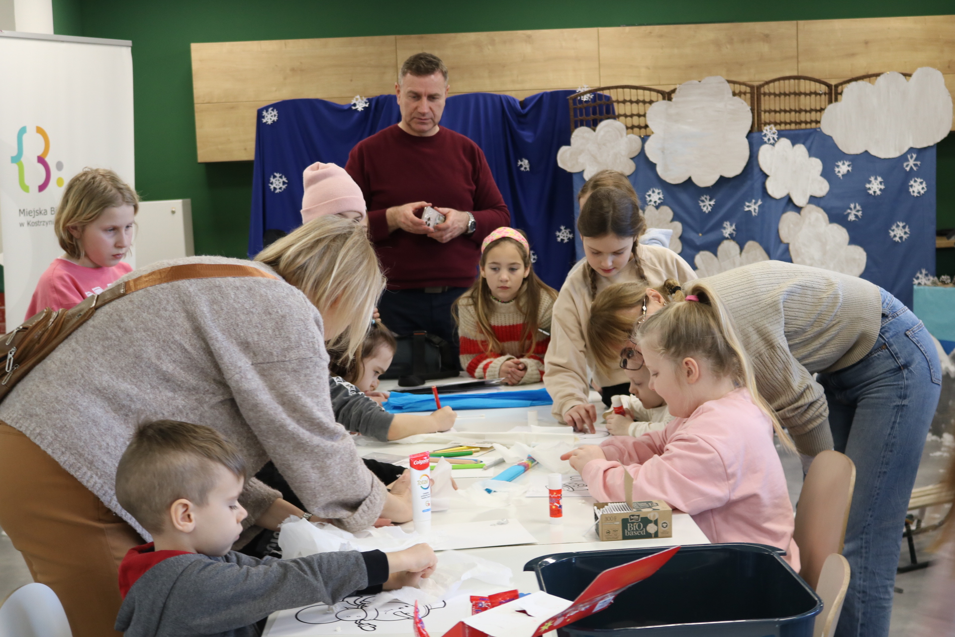 Młodzi aktorzy z wizytą w bibliotece