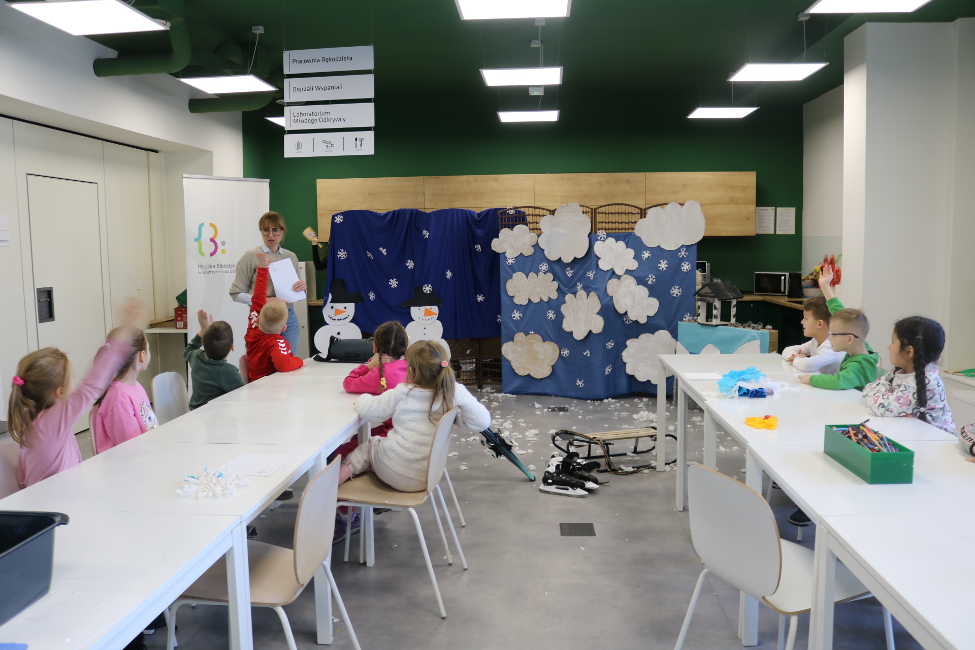 Młodzi aktorzy z wizytą w bibliotece