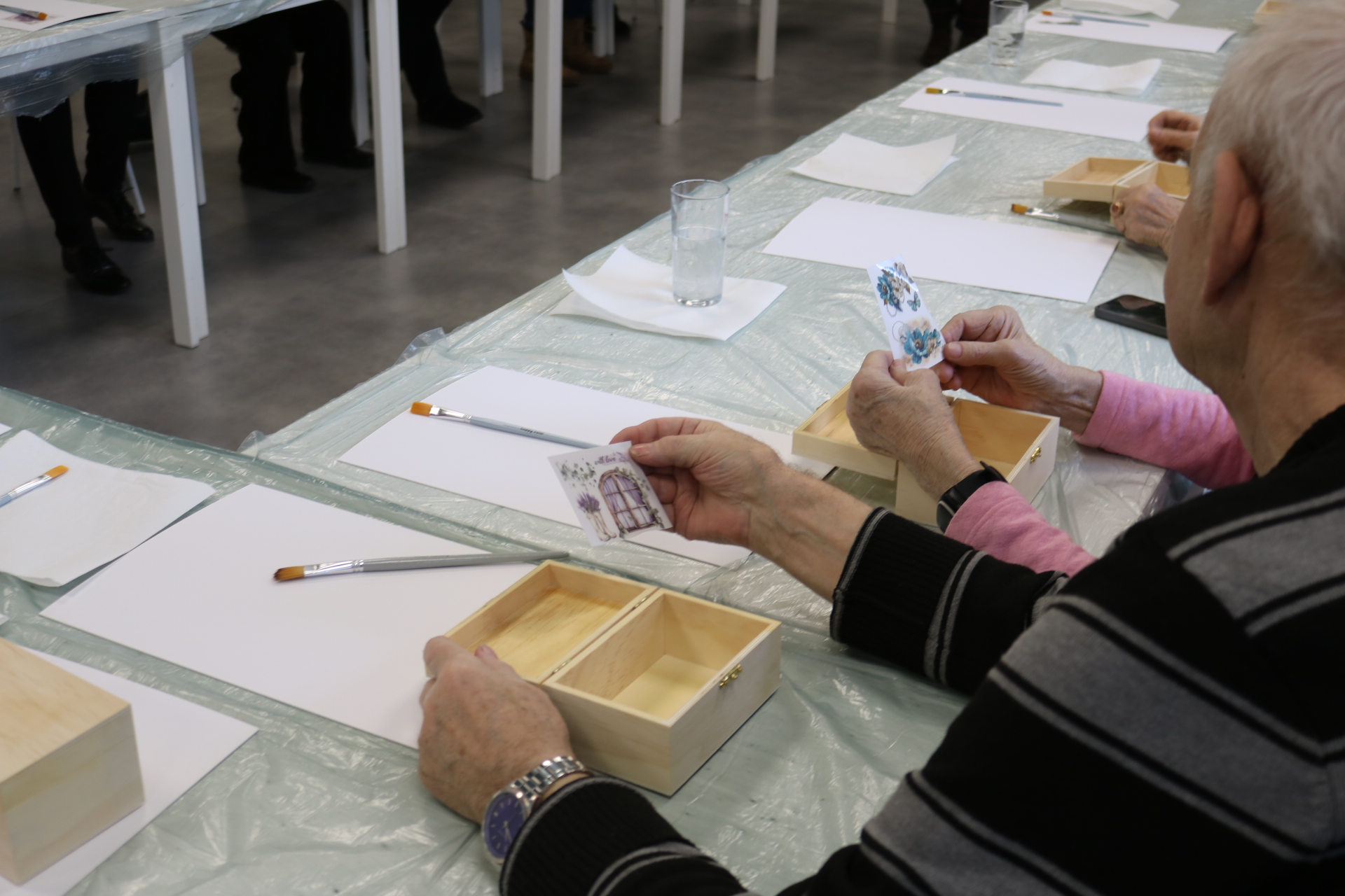 Warsztaty decoupage dla uczestników Domu dziennego pobytu