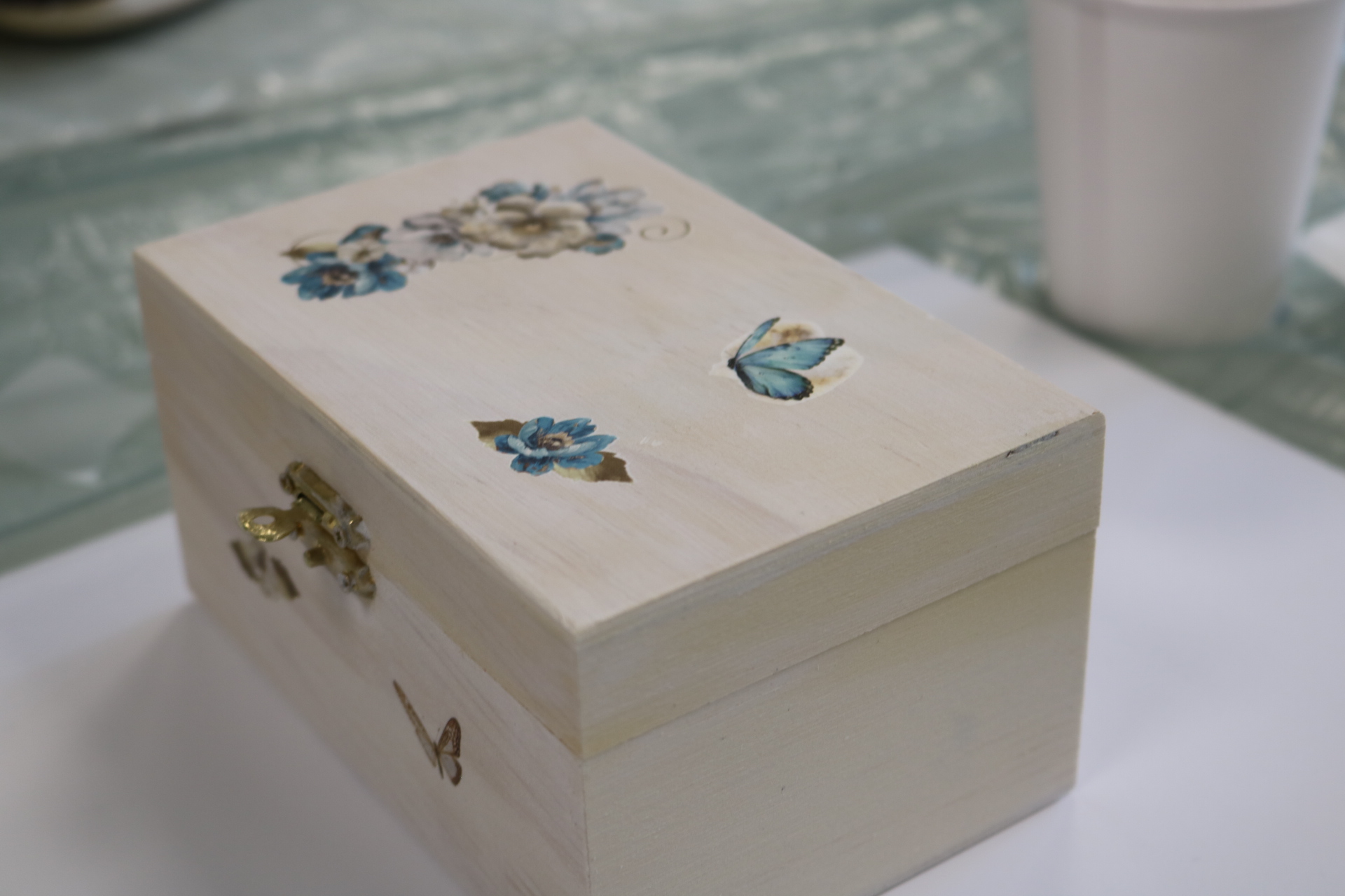 Warsztaty decoupage dla uczestników Domu dziennego pobytu