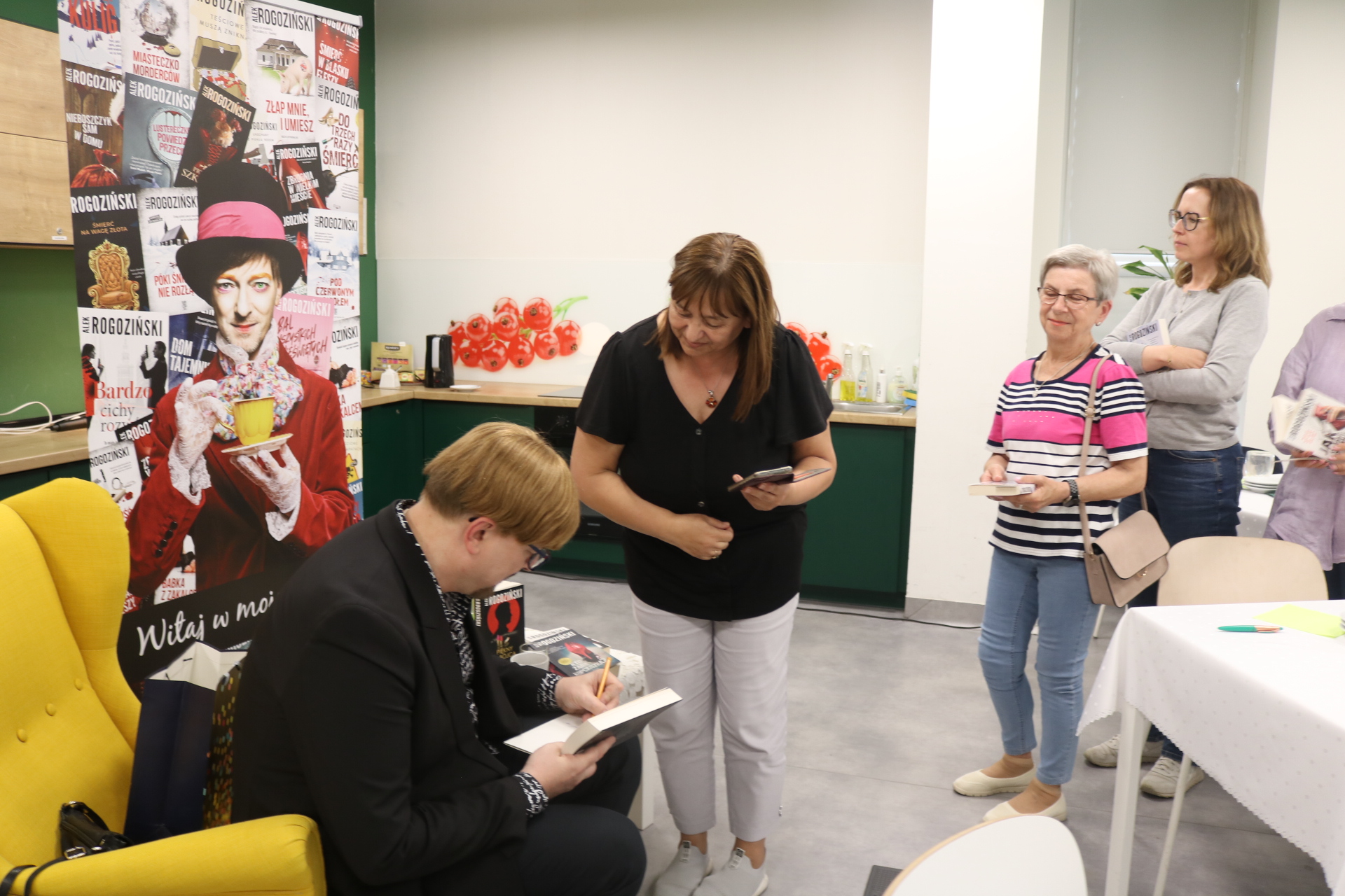 podpisywanie książek uczestników spotkania z autorem