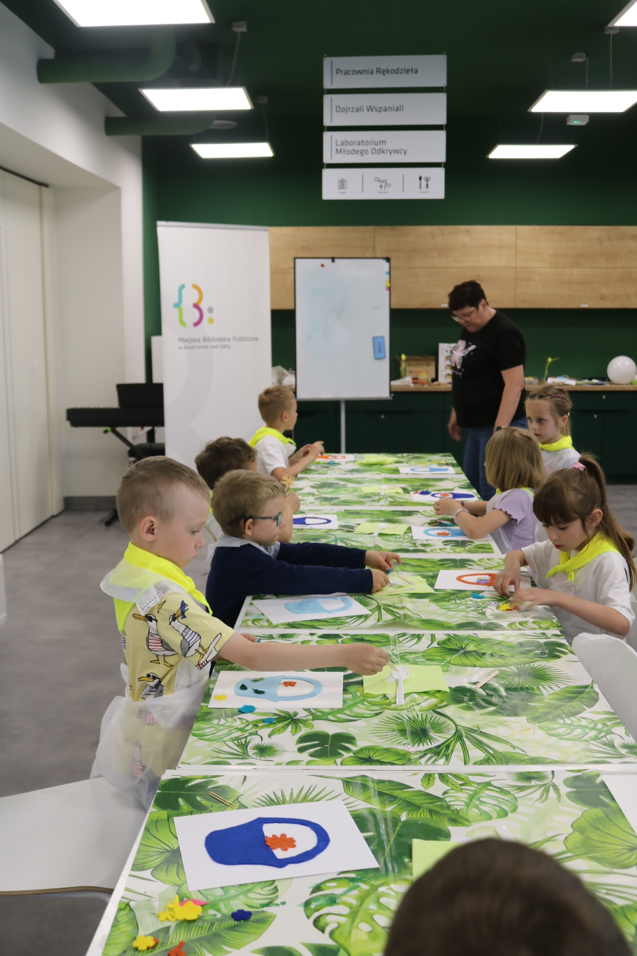 Dzieci w trakcie warsztatów rękodzieła
